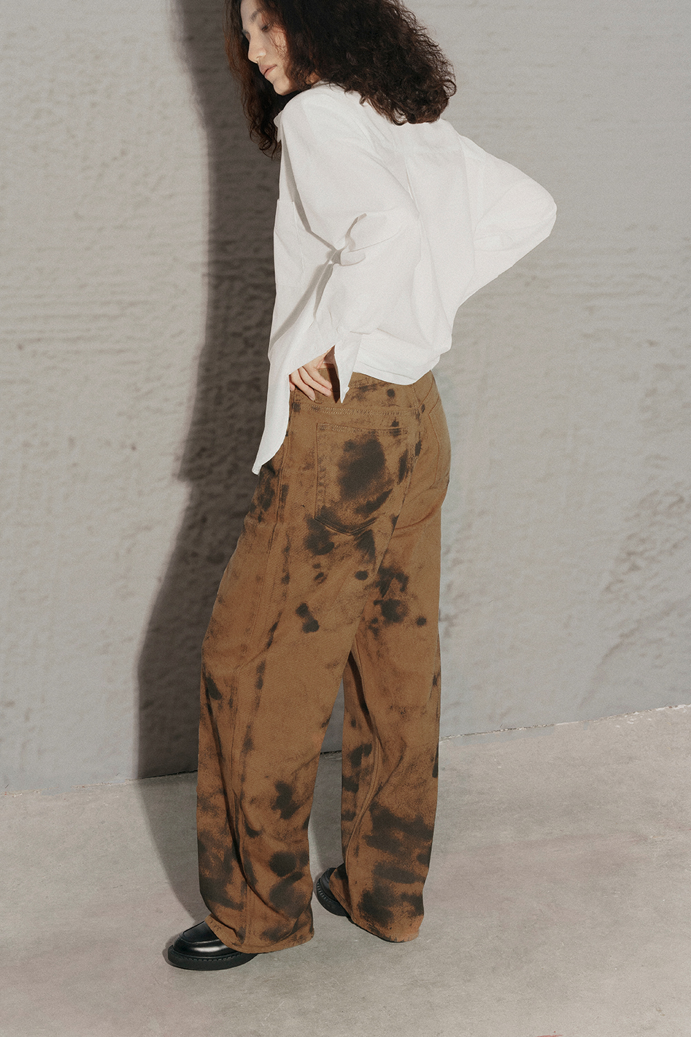 MUD WASHED JEANS | BROWN
